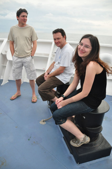 Christophe et Bruno, géochimistes, et Clara, biologiste