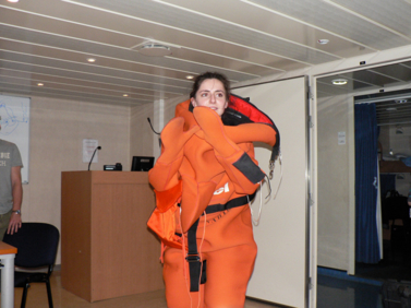 Julia et Sabrina, toutes deux doctorantes, passent par l'étape obligatoire de l'essayage de la combinaison de survie