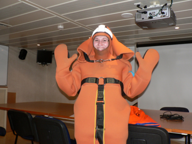 Julia et Sabrina, toutes deux doctorantes, passent par l'étape obligatoire de l'essayage de la combinaison de survie