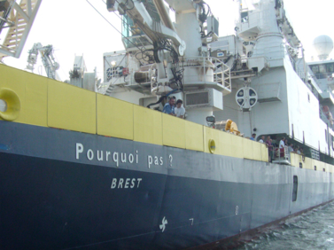 L'équipe du leg 1 guette l'arrivée de la navette