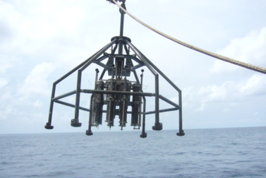 Le carottier rempli d'échantillons est attendu sur le pont