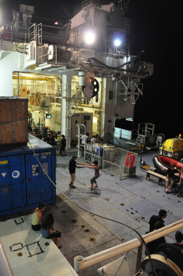 Le pont arrière se transforme rapidement en piste de danse