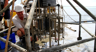 Philippe, technicien au laboratoire EP de l'Ifremer, participe à la récupération des carottes de sédiments