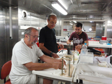 Richard et Alexis biologistes, et Nicolas, instrumentation