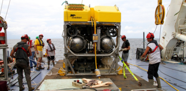 Victor 6000 est remis à l'eau pour une nouvelle plongée sur les lobes