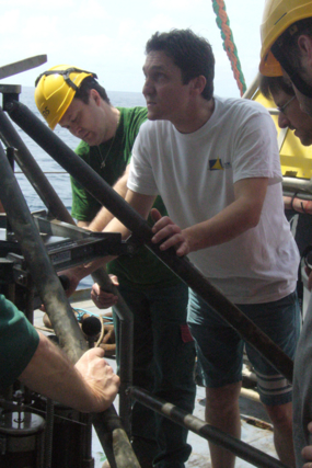 Bruno et Christophe, du laboratoire LSCE, observent les carottes remontées, qui seront réparties entre les différents spécialistes