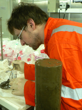 Johann, sédimentologue à l'ISTEP, échantillonne les sédiments
