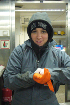 Perrine se prépare à travailler dans la chambre froide à 4°C.