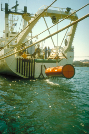 Mise à l'eau du SAR à partir du navire océanographique le Suroit.